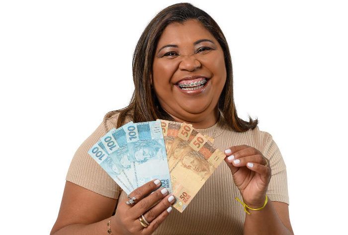 1653MULHER COM GRANA NA MAO
