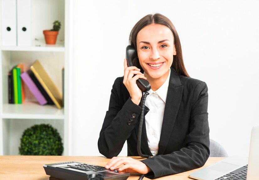 retrato-de-um-jovem-executiva-conversa-telefone-olhando-camera_23-2147943672